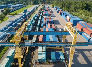 Demiryolu gümrüğünde çok renkli konteynırlar var. Hava aracı görünümü.