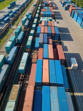 Demiryolu gümrüğünde çok renkli konteynırlar var. Hava aracı görünümü.