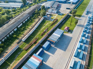 Demiryolu gümrüğünde çok renkli konteynırlar var. Hava aracı görünümü.