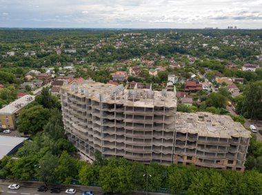 Kiev 'de terk edilmiş bir ev inşaatı. Hava aracı görünümü.