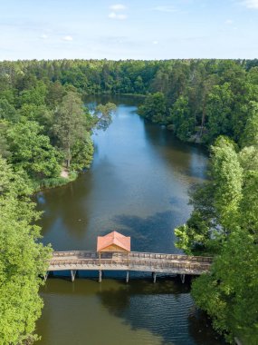 Nehrin karşısındaki parkta yaya köprüsü. Hava aracı görünümü.
