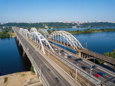 Kiev 'de güneşli bir havada Darnitsky Köprüsü. Hava aracı görünümü.
