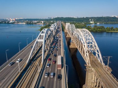 Kiev 'de güneşli bir havada Darnitsky Köprüsü. Hava aracı görünümü.