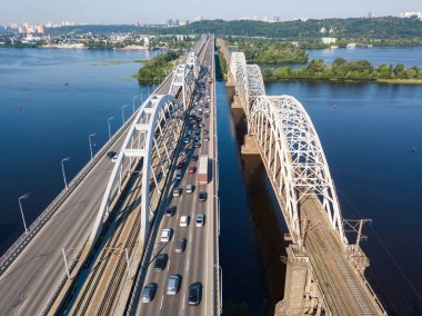 Kiev 'de güneşli bir havada Darnitsky Köprüsü. Hava aracı görünümü.