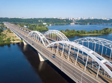 Kiev 'de güneşli bir havada Darnitsky Köprüsü. Hava aracı görünümü.
