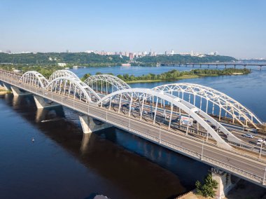 Kiev 'de güneşli bir havada Darnitsky Köprüsü. Hava aracı görünümü.