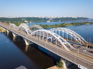 Kiev 'de güneşli bir havada Darnitsky Köprüsü. Hava aracı görünümü.