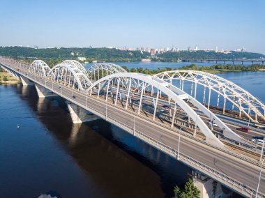 Kiev 'de güneşli bir havada Darnitsky Köprüsü. Hava aracı görünümü.