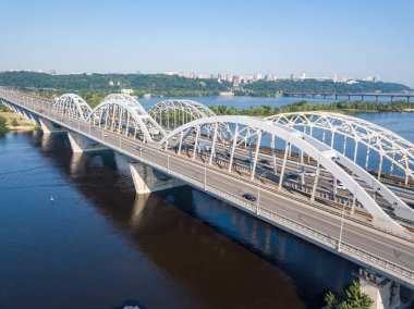 Kiev 'de güneşli bir havada Darnitsky Köprüsü. Hava aracı görünümü.