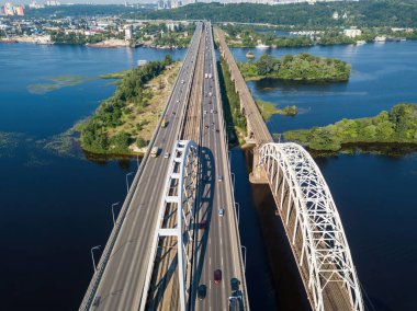 Kiev 'de güneşli bir havada Darnitsky Köprüsü. Hava aracı görünümü.