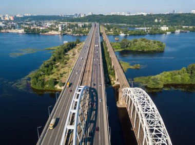 Kiev 'de güneşli bir havada Darnitsky Köprüsü. Hava aracı görünümü.