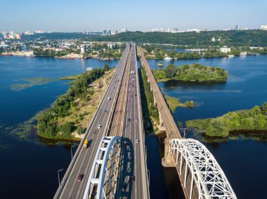 Kiev 'de güneşli bir havada Darnitsky Köprüsü. Hava aracı görünümü.