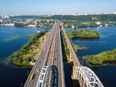 Kiev 'de güneşli bir havada Darnitsky Köprüsü. Hava aracı görünümü.