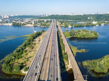 Kiev 'de güneşli bir havada Darnitsky Köprüsü. Hava aracı görünümü.