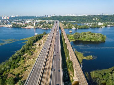 Kiev 'de güneşli bir havada Darnitsky Köprüsü. Hava aracı görünümü.