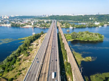 Kiev 'de güneşli bir havada Darnitsky Köprüsü. Hava aracı görünümü.