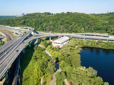Kiev 'de güneşli bir havada Darnitsky Köprüsü. Hava aracı görünümü.