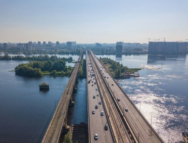 Kiev 'de güneşli bir havada Darnitsky Köprüsü. Hava aracı görünümü.