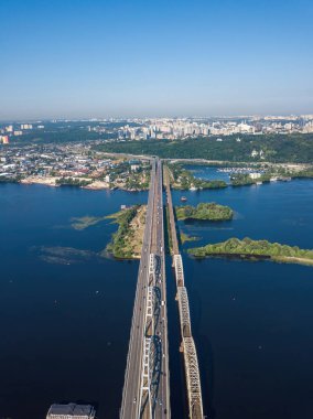 Kiev 'de güneşli bir havada Darnitsky Köprüsü. Hava aracı görünümü.