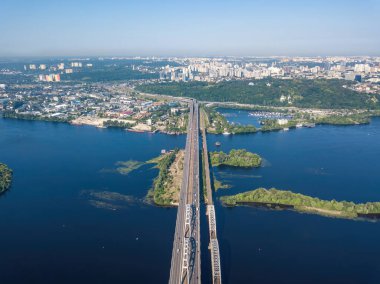 Kiev 'de güneşli bir havada Darnitsky Köprüsü. Hava aracı görünümü.