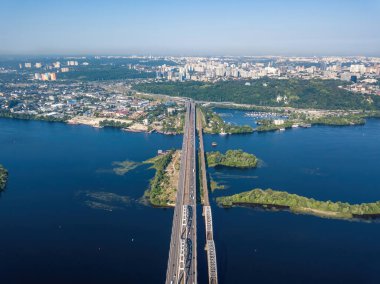 Kiev 'de güneşli bir havada Darnitsky Köprüsü. Hava aracı görünümü.