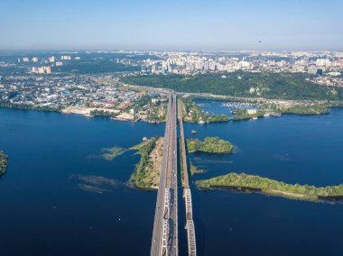 Kiev 'de güneşli bir havada Darnitsky Köprüsü. Hava aracı görünümü.