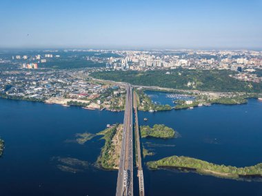 Kiev 'de güneşli bir havada Darnitsky Köprüsü. Hava aracı görünümü.
