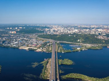 Kiev 'de güneşli bir havada Darnitsky Köprüsü. Hava aracı görünümü.