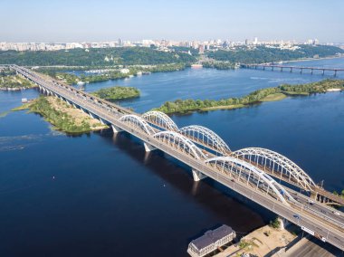 Kiev 'de güneşli bir havada Darnitsky Köprüsü. Hava aracı görünümü.