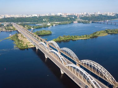 Kiev 'de güneşli bir havada Darnitsky Köprüsü. Hava aracı görünümü.