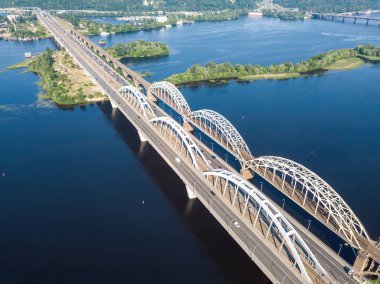 Kiev 'de güneşli bir havada Darnitsky Köprüsü. Hava aracı görünümü.