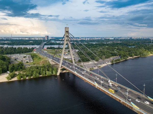 キエフの北橋 空中ドローンビュー — ストック写真