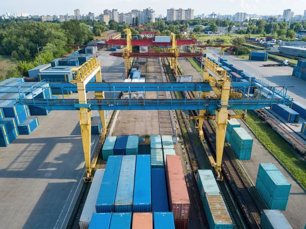 Demiryolu gümrüğünde çok renkli konteynırlar var. Hava aracı görünümü.
