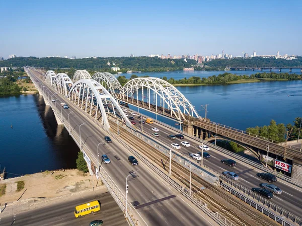 Kiev Güneşli Bir Havada Darnitsky Köprüsü Hava Aracı Görünümü — Stok fotoğraf