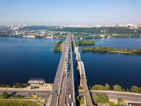 Kiev 'de güneşli bir havada Darnitsky Köprüsü. Hava aracı görünümü.
