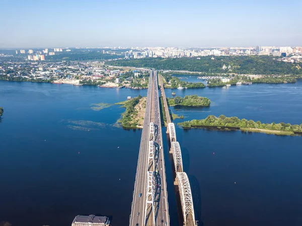 Kiev 'de güneşli bir havada Darnitsky Köprüsü. Hava aracı görünümü.