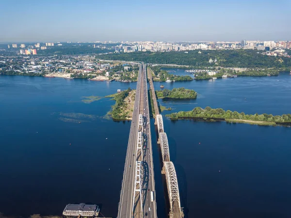 Kiev 'de güneşli bir havada Darnitsky Köprüsü. Hava aracı görünümü.