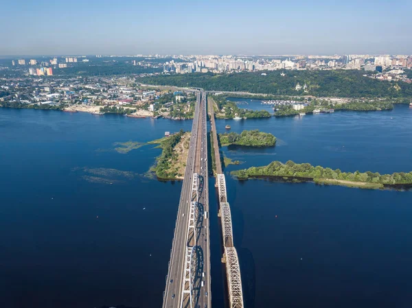 Kiev 'de güneşli bir havada Darnitsky Köprüsü. Hava aracı görünümü.