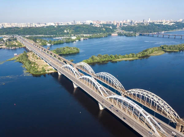 キエフのダーニツキー橋天気の良い日に 空中ドローンビュー — ストック写真