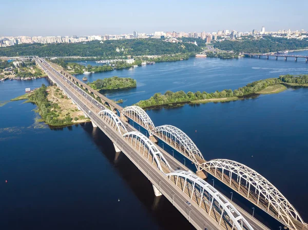 キエフのダーニツキー橋天気の良い日に 空中ドローンビュー — ストック写真