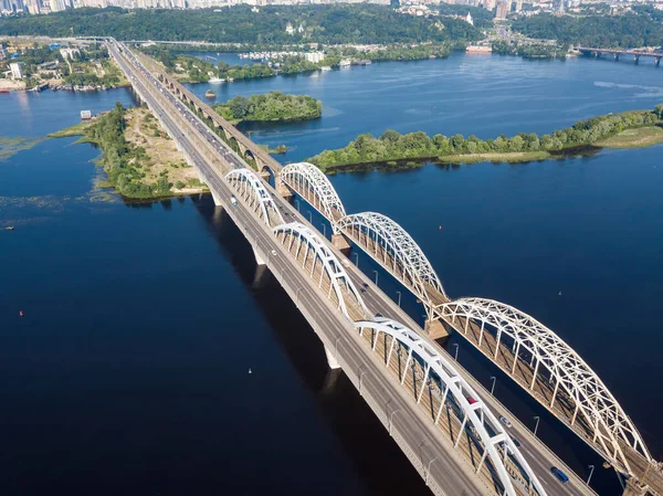 Kiev 'de güneşli bir havada Darnitsky Köprüsü. Hava aracı görünümü.