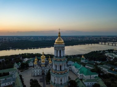 Şafakta Kiev Pechersk Lavra. Açık bir sabah. Hava aracı görünümü.