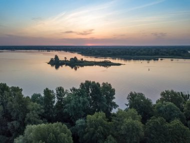 Dinyeper nehrinin üzerinde gün doğumu. Hava aracı görünümü.