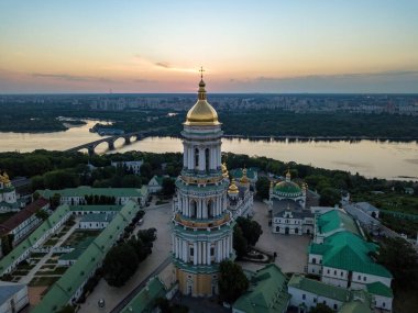 Şafakta Kiev Pechersk Lavra. Açık bir sabah. Hava aracı görünümü.