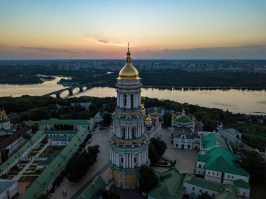Şafakta Kiev Pechersk Lavra. Açık bir sabah. Hava aracı görünümü.