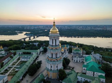 Şafakta Kiev Pechersk Lavra. Açık bir sabah. Hava aracı görünümü.