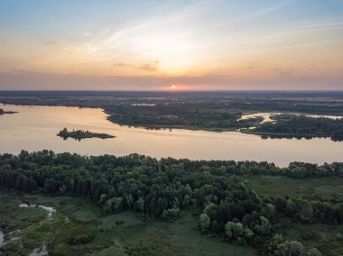 Dinyeper nehrinin üzerinde gün doğumu. Hava aracı görünümü.