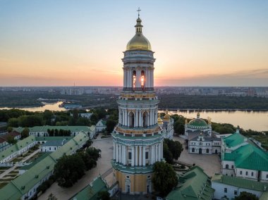 Şafakta Kiev Pechersk Lavra. Açık bir sabah. Hava aracı görünümü.