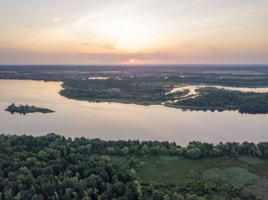 Dinyeper nehrinin üzerinde gün doğumu. Hava aracı görünümü.