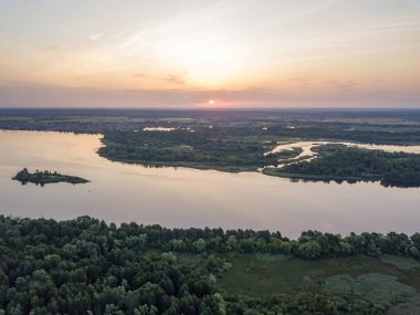 Dinyeper nehrinin üzerinde gün doğumu. Hava aracı görünümü.